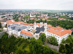 A fény és áhítat sétája – a Veszprémi Érsekség tematikus sétái