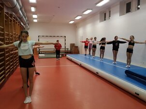 Inclusive Cheerleading and Acrobatics Class for Hobbyists—For Those Who Haven't Done Somersaults Yet